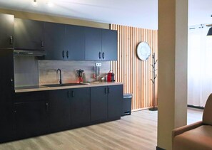Apartamento luxo | Cozinha privada | Geladeira grande, micro-ondas, cooktop, lava-louƧas