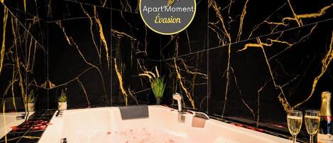 Deluxe Apartment | Bathroom