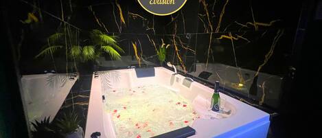 豪華公寓 | 浴室 | 淋浴設備、風筒、浴袍、拖鞋