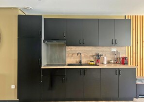 Deluxe apartman | Privát konyha | Nagyméretű hűtő/fagyasztó, mikrohullámú sütő, főzőlap és mosogatógép
