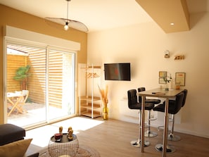 Royal Apartment | Living area | TV, Netflix, streaming services - Apart'Moment ÉVASION (Saint-Omer)