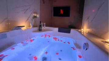 Royal-Apartment | Wohnbereich | Fernseher, Netflix, Streaming-Dienste