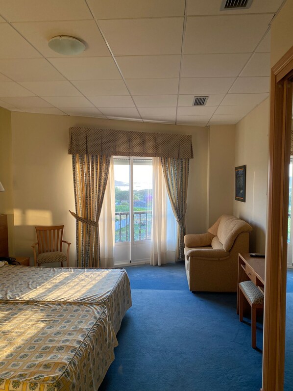 Chambre Confort avec lits jumeaux | Coffre-fort, accès au Wi-Fi (inclus)