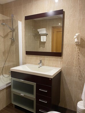 Chambre quadruple Confort | Salle de bain