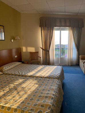 Chambre Confort avec lits jumeaux | Coffre-fort, accès au Wi-Fi (inclus)
