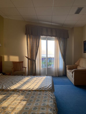 Chambre Confort avec lits jumeaux | Coffre-fort, accès au Wi-Fi (inclus)