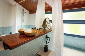 Secador de pelo, jabón, shampoo, papel higiénico