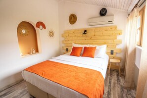 Free WiFi, bed sheets - Munch House (Cesme)
