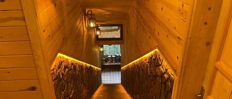 Un interior de madera con una escalera que lleva a una habitación con vistas.