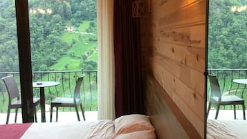 Habitación doble estándar, 1 cama matrimonial, vista al río, junto a la pista de ski | Ropa de cama de alta calidad, minibar, insonorización y ropa de cama