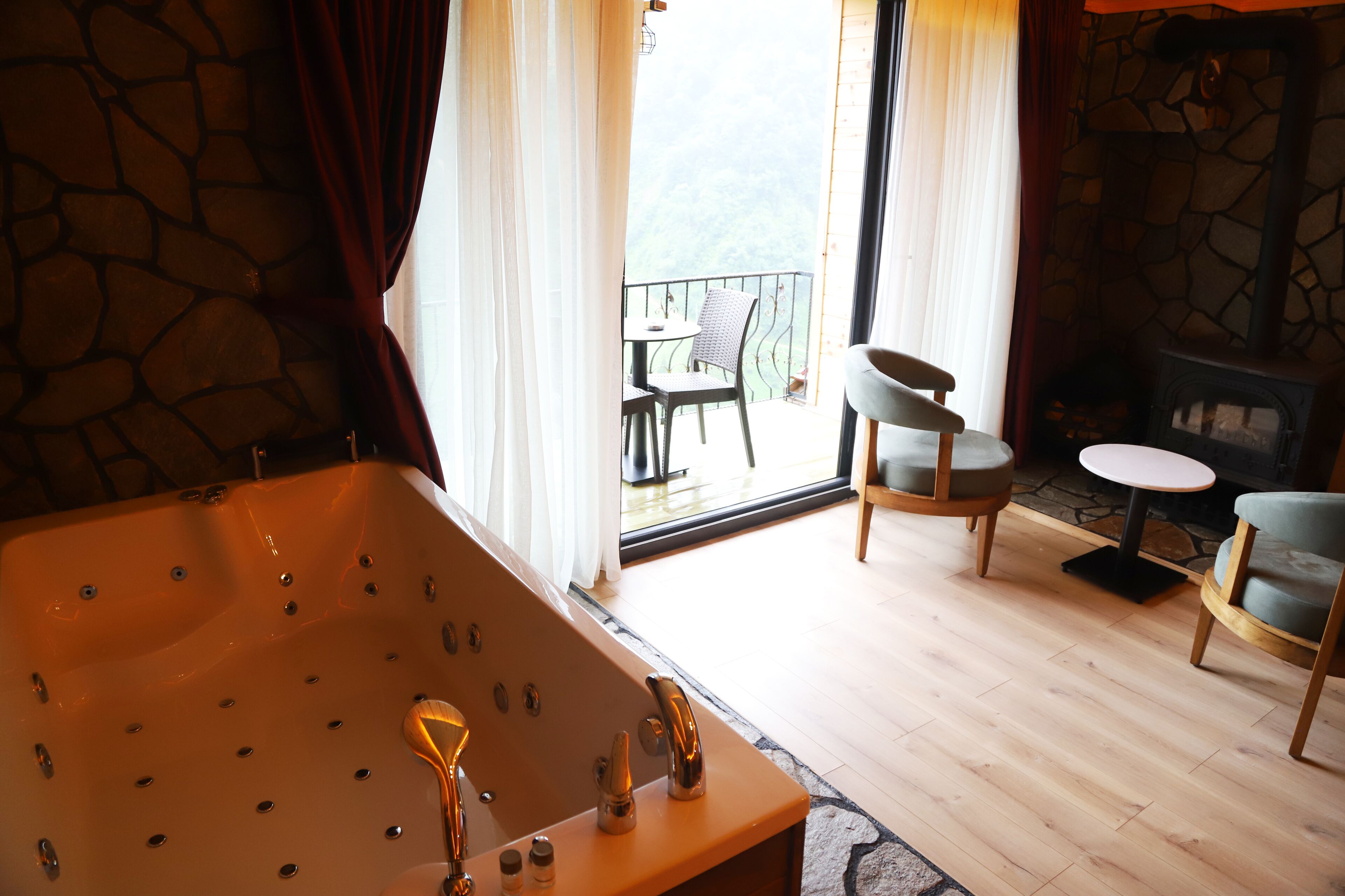 Deluxe Suite, 1 Double Bed, Jetted Tub, River View | Premium bedding, minibar, soundproofing, bed sheets