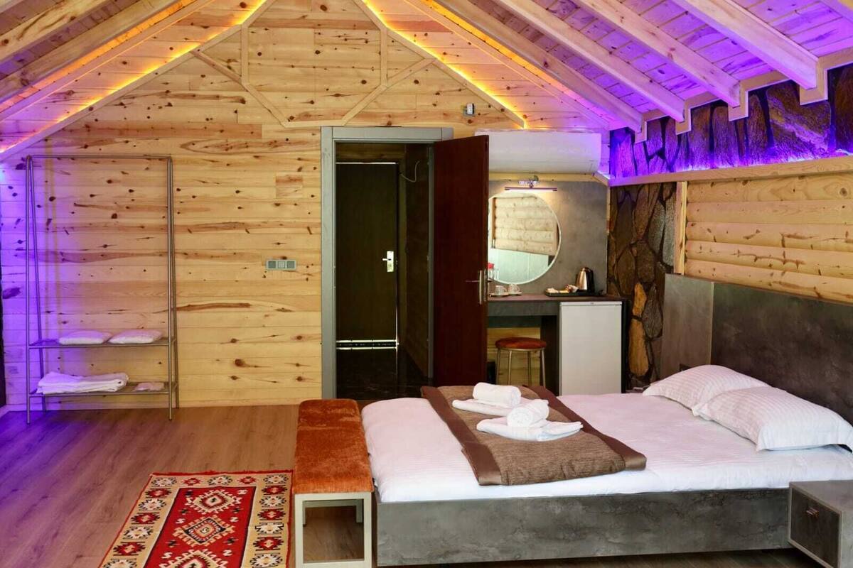 1+1 JAKUZILI ODA | Sengetøy av topp kvalitet, minibar, skrivebord og lydisolert