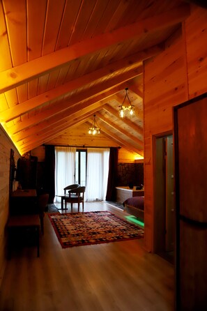 Deluxe-Suite, 1 Doppelbett, Whirlpool, Flussblick | 1 Schlafzimmer, hochwertige Bettwaren, Minibar, schallisolierte Zimmer