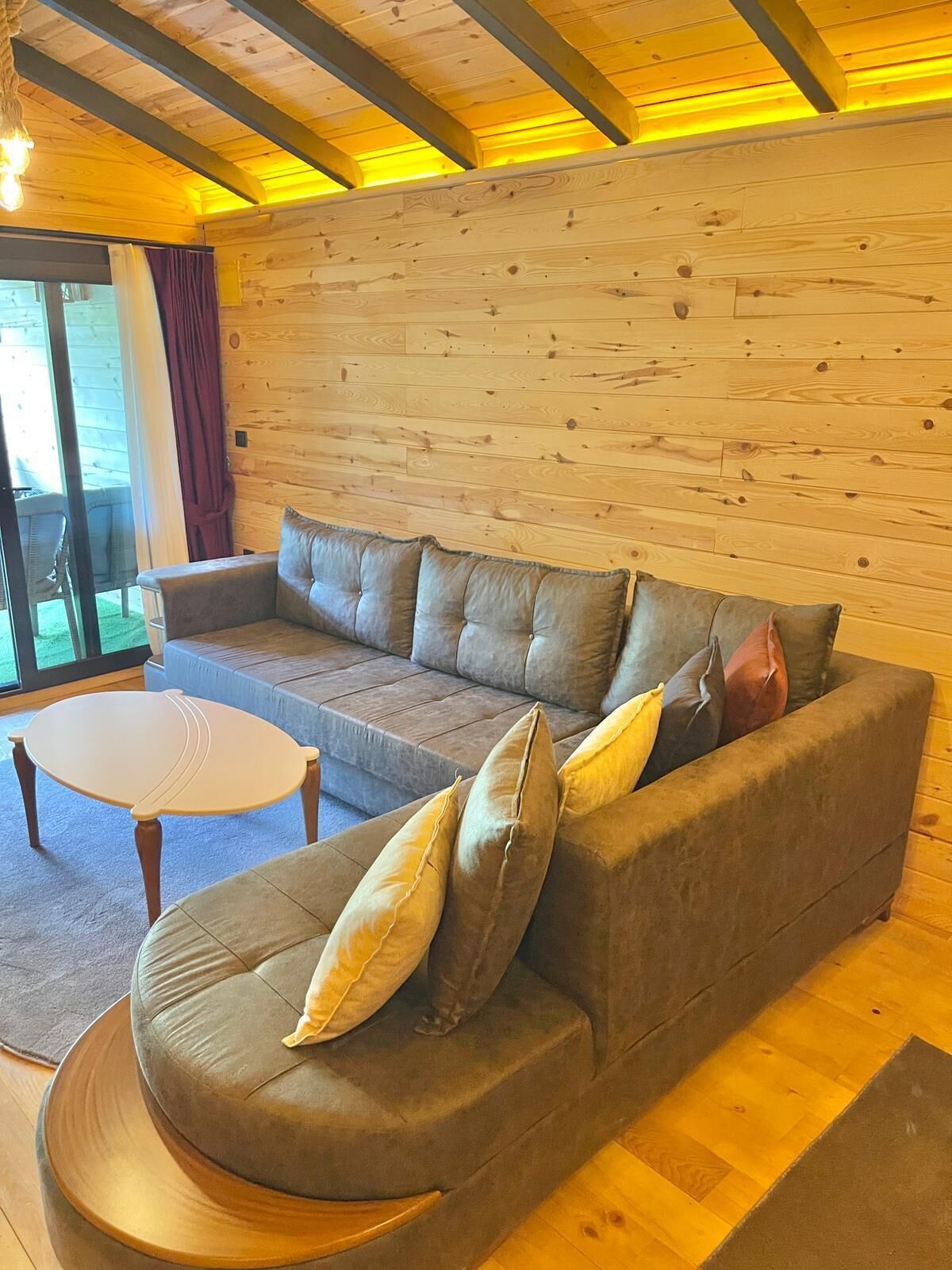 Suite presidencial, varias habitaciones, sauna, vista al río | Área de sala de estar | Televisión LCD, Netflix y servicios de streaming 