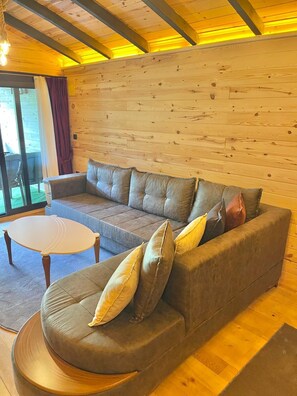 Suite – president, flere soverom, badstue, elveutsikt | Oppholdsområde | LCD-TV, Netflix og strømmetjenester