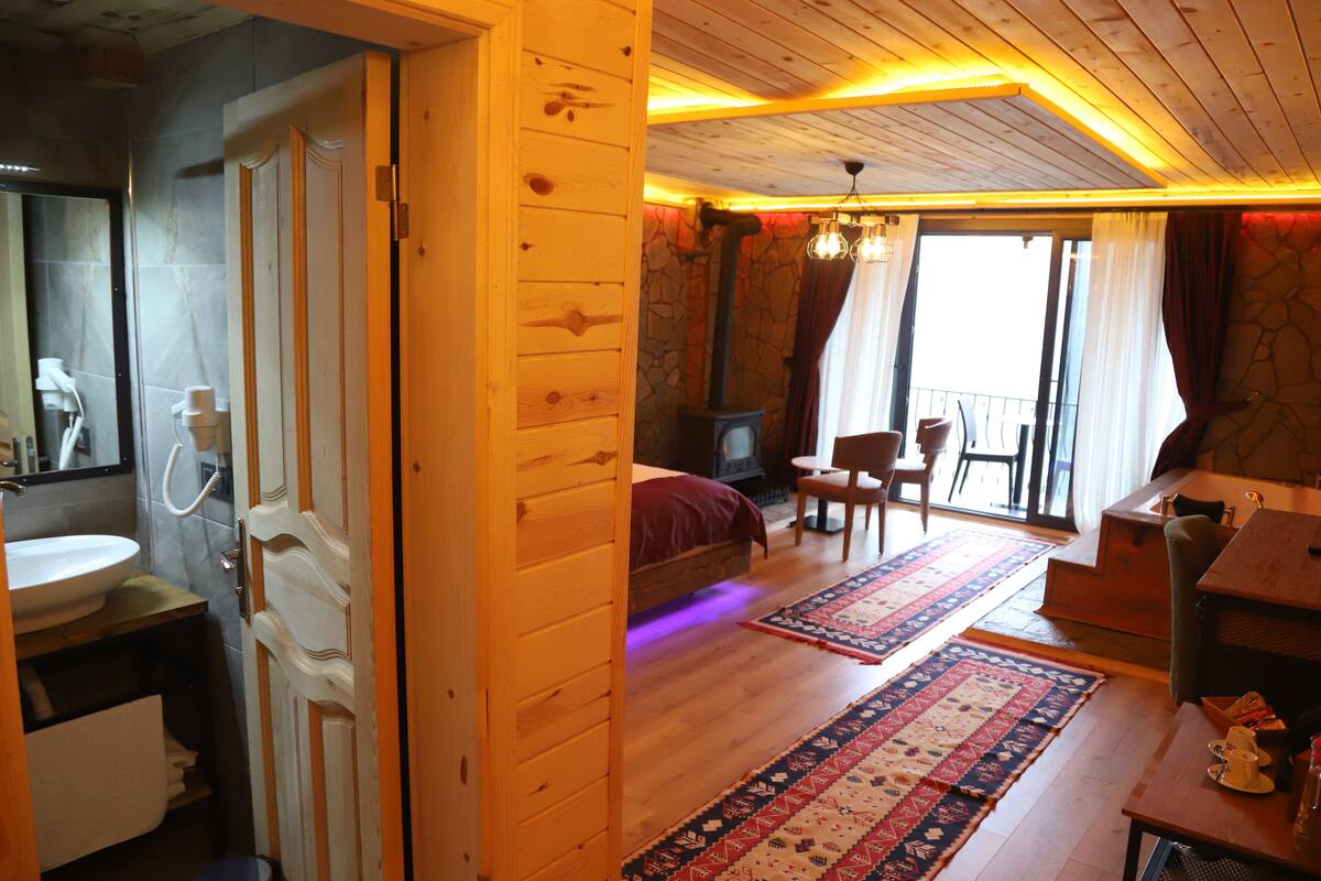 Suite – deluxe, 1 dobbeltseng, massasjebadekar, elveutsikt | Sengetøy av topp kvalitet, minibar, skrivebord og lydisolert
