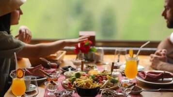 Termasuk sarapan pesanan masak setiap hari