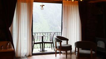 Suite Deluxe, 1 cama matrimonial, hidromasaje, vista al río | Ropa de cama de alta calidad, minibar, insonorización y ropa de cama