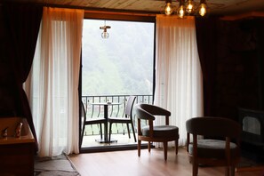 Suite – deluxe, 1 dobbeltseng, massasjebadekar, elveutsikt | Sengetøy av topp kvalitet, minibar, lydisolert og sengetøy