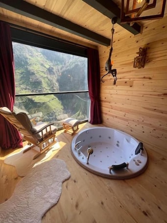 Presidential Suite, Multiple Bedrooms, Sauna, River View. Yamaçda Suit Otel