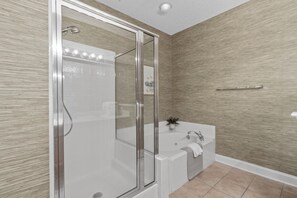 Bañera con ducha, secador de pelo, toallas