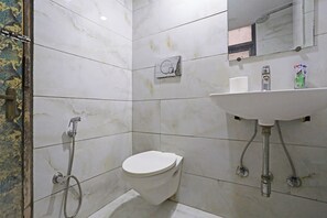 Deluxe Double Room | Bathroom | Shower, rainfall showerhead, bathrobes, towels - Hotel Ratandeep  (New Delhi)
