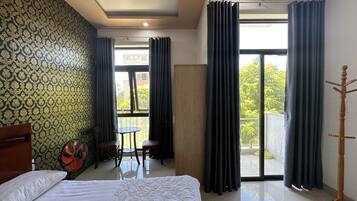 Phòng đôi Deluxe | Minibar, bàn, khu vực làm việc phù hợp cho laptop