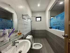 Superior dubbelrum | Badrum | Dusch, handdukar och toalettpapper