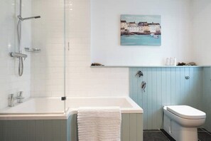 Shower, hair dryer, towels, soap - Pretty cottage on Moray coast: walks & whisky (Buckie)