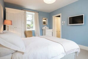 4 bedrooms, iron/ironing board, travel cot, WiFi - Pretty cottage on Moray coast: walks & whisky (Buckie)