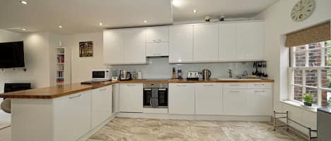 Luxury Penthouse | Private kitchen | Fridge, microwave, oven, stovetop