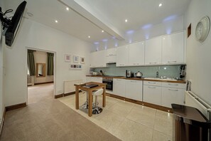 Appartement luxueux | Cuisine privée | Réfrigérateur, four à micro-ondes, un four, surface de cuisson