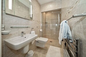 Luksus-penthouselejlighed | Badeværelse | Designertoiletartikler, hårtørrer, badekåber, hjemmesko