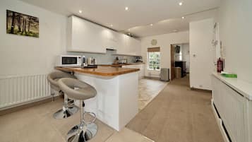 Luxury Penthouse | Private kitchen | Fridge, microwave, oven, stovetop
