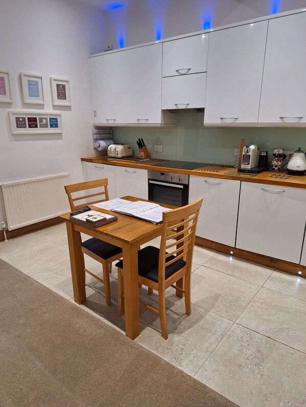 Appartement luxueux | Cuisine privée | Réfrigérateur, four à micro-ondes, un four, surface de cuisson