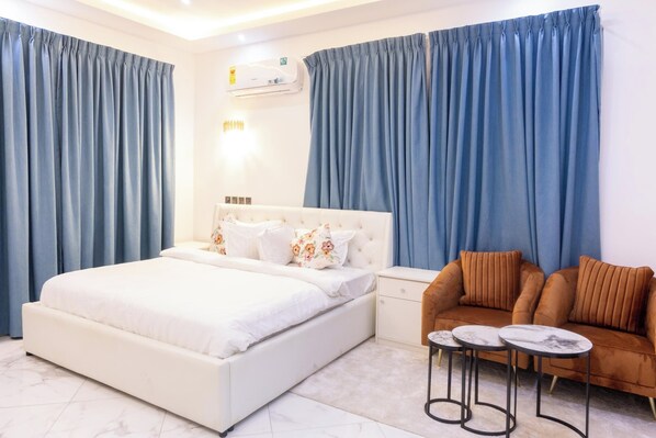 Iron/ironing board, WiFi, bed sheets
