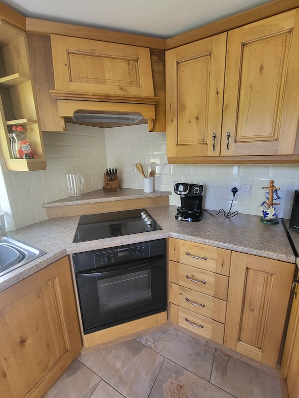 Cottage | Private kitchen | Fridge, microwave, oven, stovetop