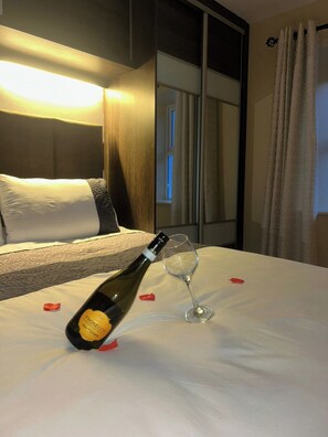 3 slaapkamers, een strijkplank/strijkijzer, gratis wifi, beddengoed