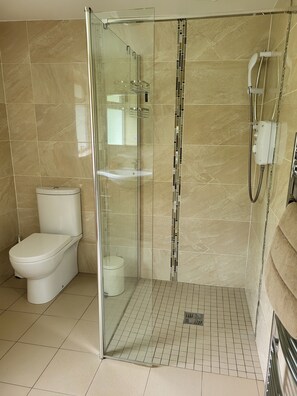 Cottage | Bathroom | Shower, hair dryer, towels - Colleen Bawn Cottage, Gap Of Dunloe, Kerry (Dunloe Upper)