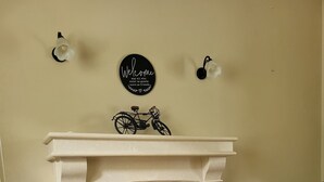 Een woonkamer met een open haard, een bank en een televisie.