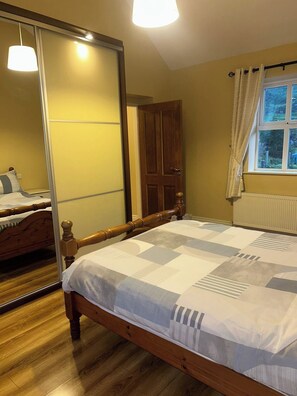 3 عدّة غرف نوم ومكواة/لوح كي وواي فاي مجانًا وملاءات أسرّة