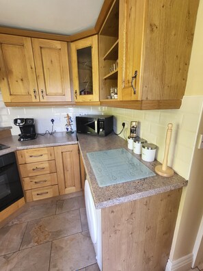 Cottage | Private kitchen | Fridge, microwave, oven, stovetop