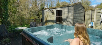 11.5 acre farm stay for whole family in 3 x cottages-sole use pool/hot tub/river