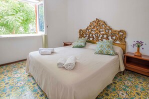 2 bedrooms, iron/ironing board, internet, bed sheets - Rentals in Italy - Apartment Amina with shared pool and large terrace all around (Sorrento)