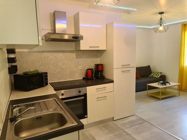 Refrigerador, microondas, horno, placa de cocina