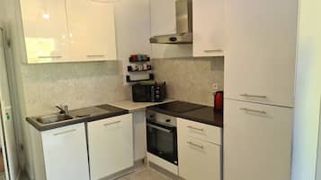 Een koelkast, een microgolfoven, een oven, een kookplaat