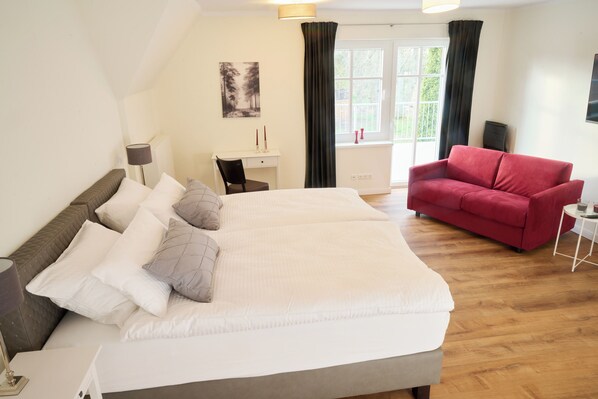 6 Schlafzimmer, Zimmersafe, Schreibtisch, Bügeleisen/Bügelbrett