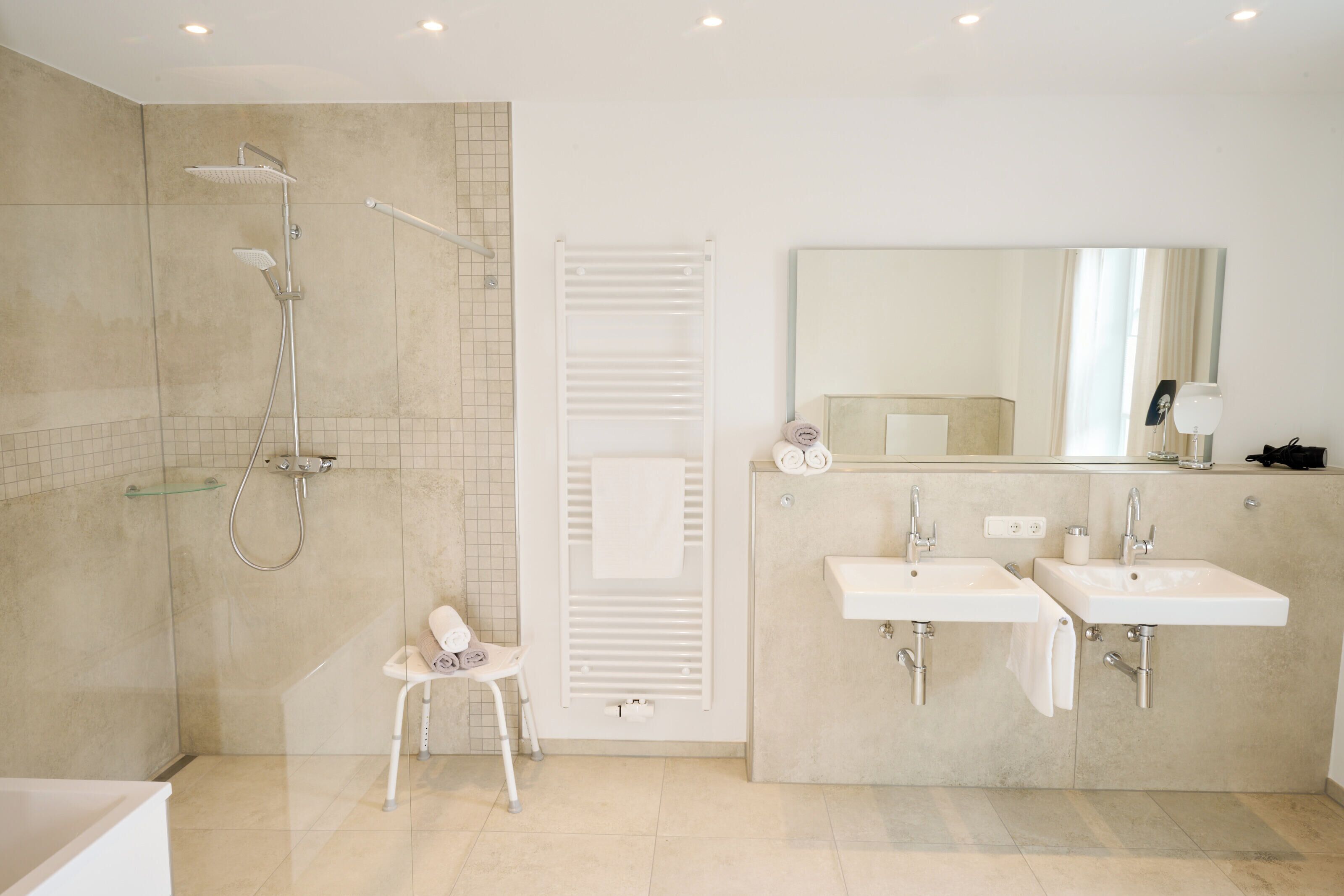Douche, sèche-cheveux, serviettes fournies, savon
