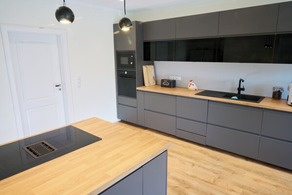 Fridge, microwave, oven, stovetop - Country house Eichengarten spacious & elegant-6 bedrooms, 7 bathrooms, 12 pers.  (Soltau)