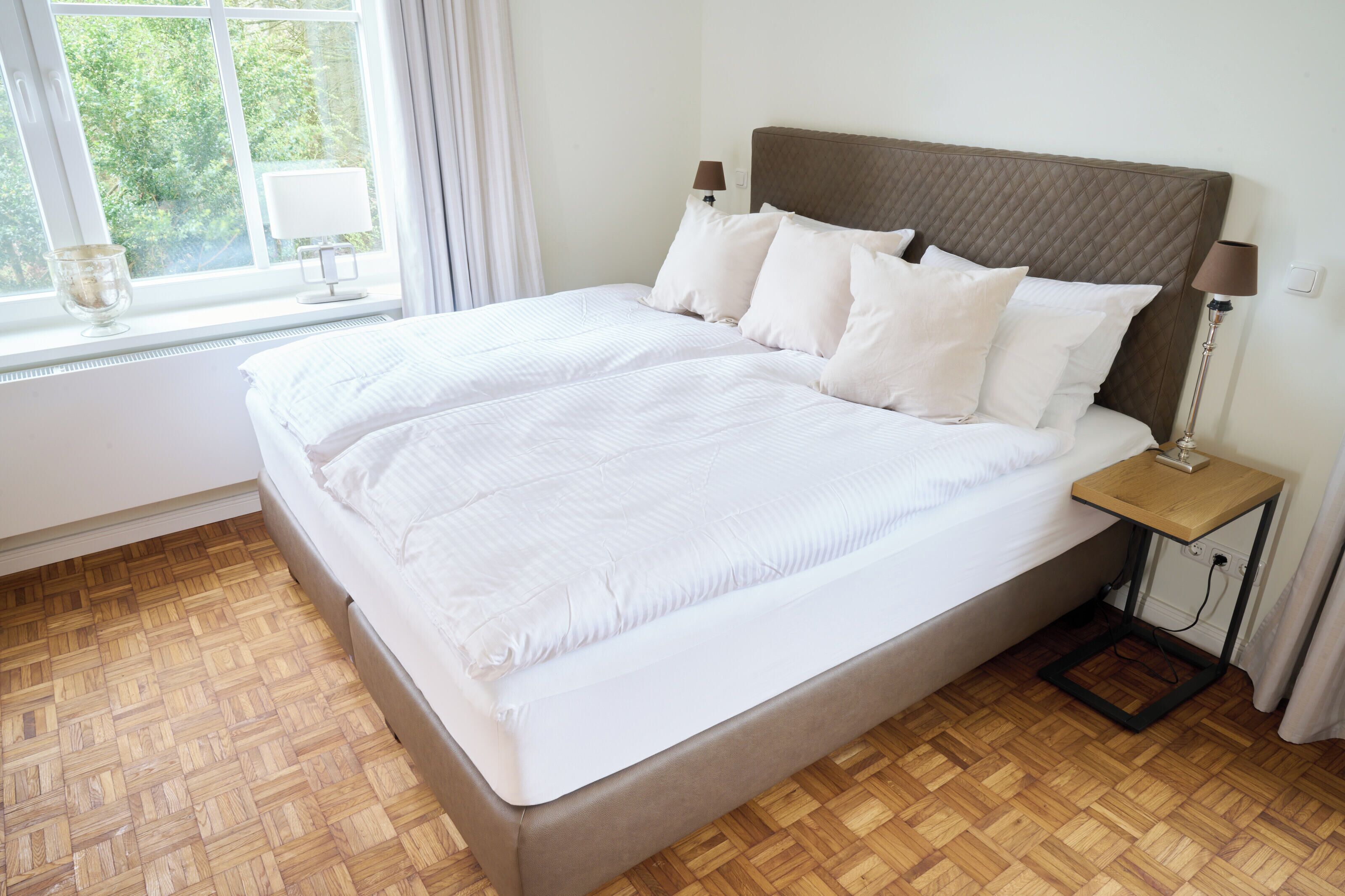 6 多间卧室、客房内保险箱、办公桌、熨斗/熨衣板